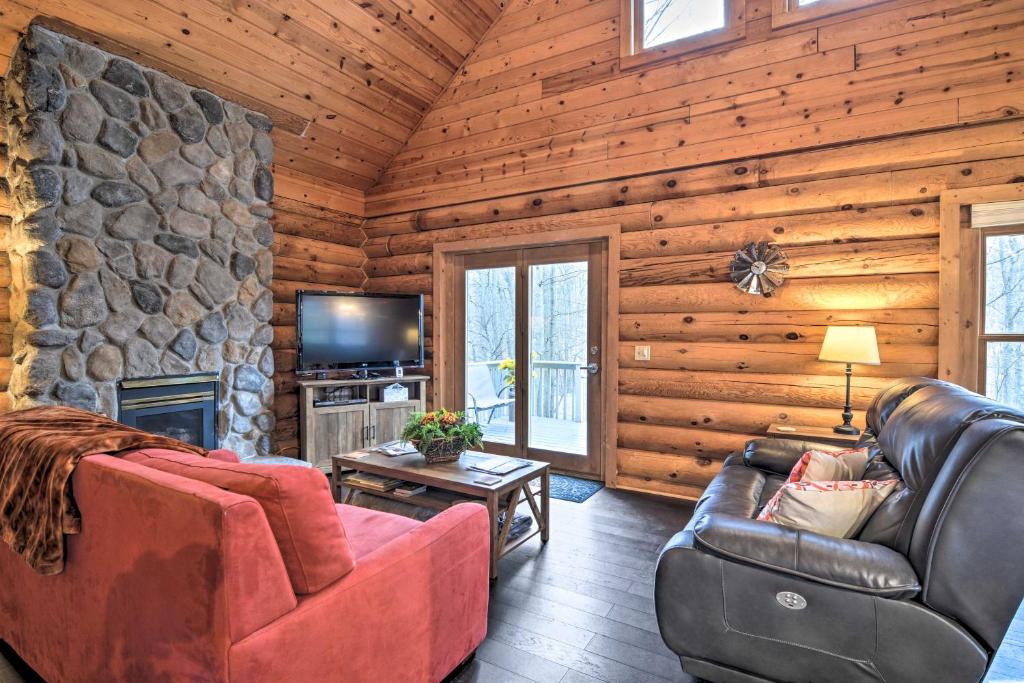 Гостиная зона в Secluded Gaylord Cabin with Deck, Fire Pit and Grill!