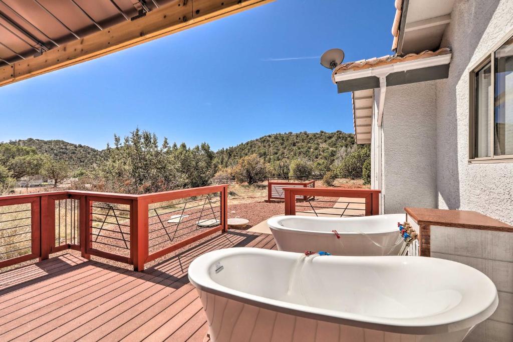 balcón con 2 bañeras en una terraza en Stunning West Sedona Retreat Deck and Soaking Tubs!, en Sedona