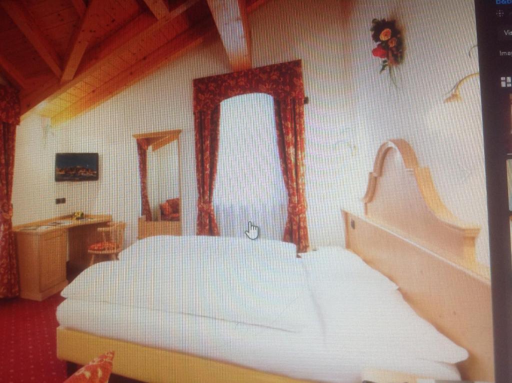 Postel nebo postele na pokoji v ubytování Hotel Pordoi - Fam Furgler
