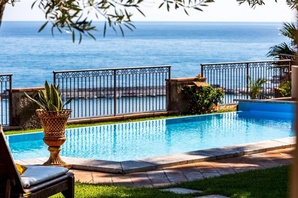 basen z oceanem w tle w obiekcie Villa Alba 12, Emma Villas w mieście Giardini Naxos