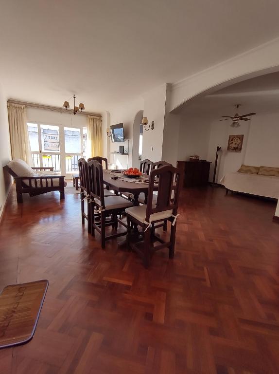 uma sala de estar com uma mesa de jantar e cadeiras em DEPARTAMENTO EN MICROCENTRO CON COCHERA em Salta