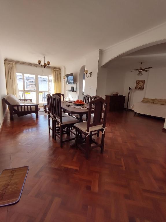 a living room with a dining room table and chairs at DEPARTAMENTO EN MICROCENTRO CON COCHERA in Salta