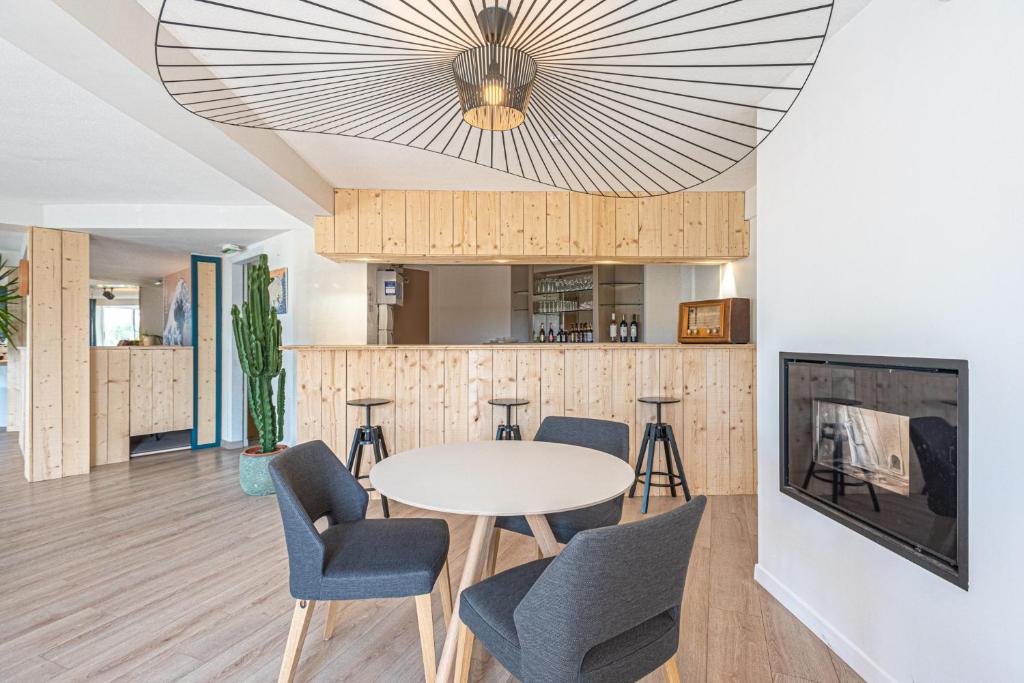 a dining room with a table and chairs at Naéco Le Pouldu in Clohars-Carnoët