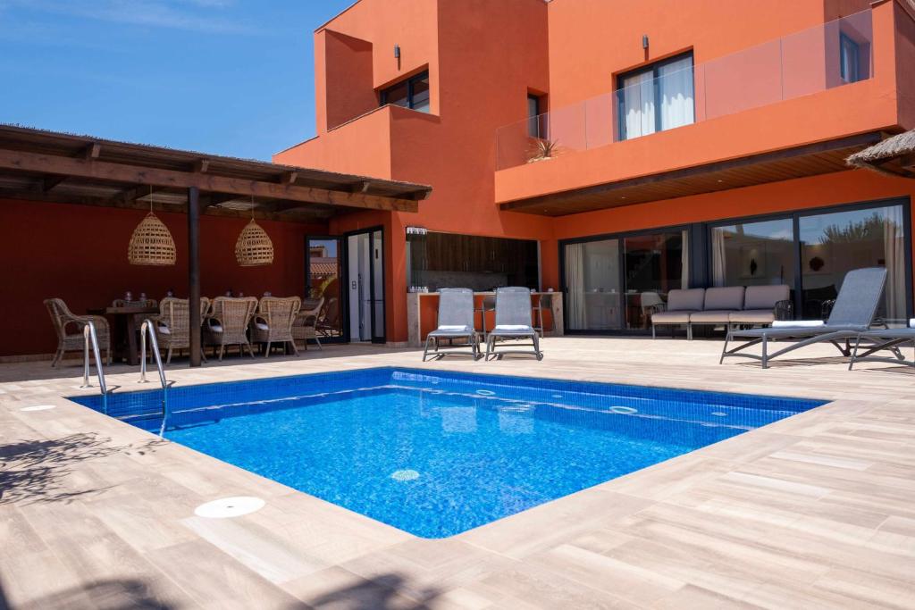 una piscina frente a una casa en Villa privada de lujo con piscina Villa Wabi Sabi, en Corralejo