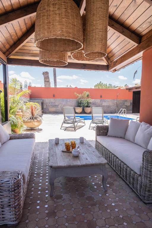 Posedenie v ubytovaní Villa privada de lujo con piscina Villa Wabi Sabi