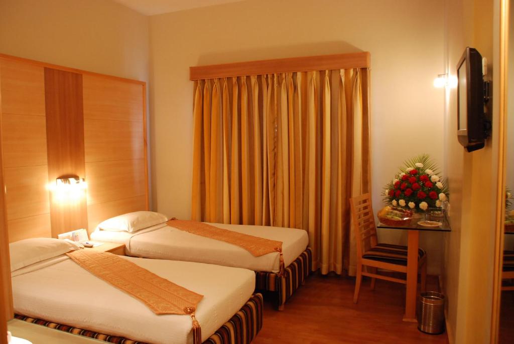 Postel nebo postele na pokoji v ubytování Ramoji Film City- Tara Comfort Hotel