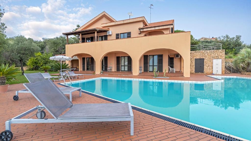 una villa con piscina e una casa di VILLA ELDA 6, Emma Villas a Loano