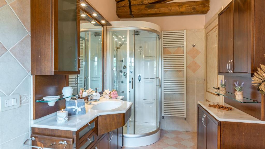 une salle de bain avec douche, lavabo et toilettes dans l'établissement VILLA GINO 8&2, Emma Villas, à Empoli