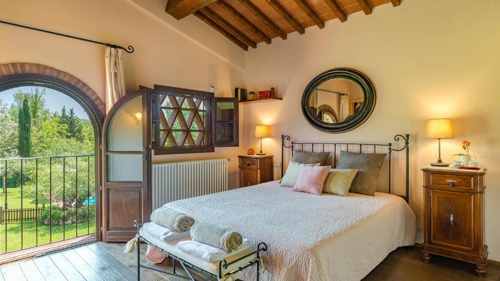 une chambre avec un lit et une grande fenêtre dans l'établissement VILLA GINO 8&2, Emma Villas, à Empoli 56 autres photos