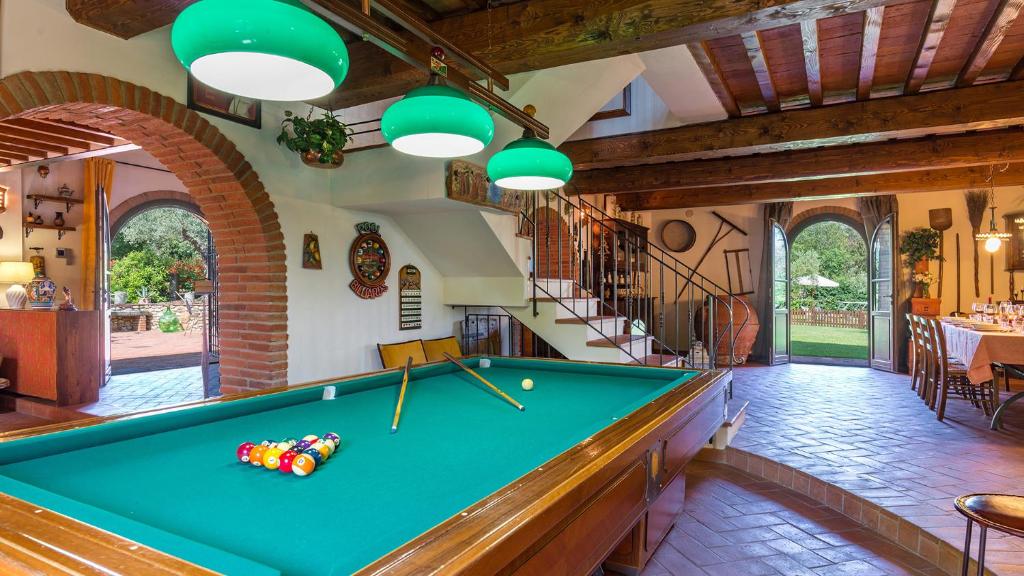 - un billard au milieu d'une pièce dans l'établissement VILLA GINO 8&2, Emma Villas, à Empoli