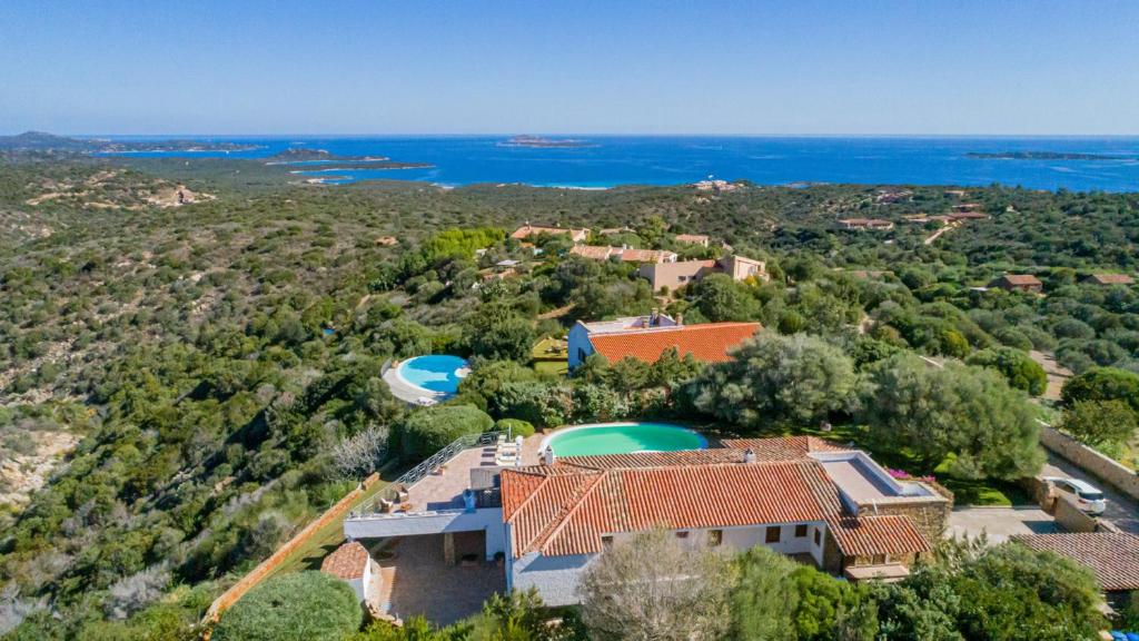 - une vue aérienne sur une villa avec une piscine dans l'établissement Villa Ilaria 8, Emma Villas, à Olbia