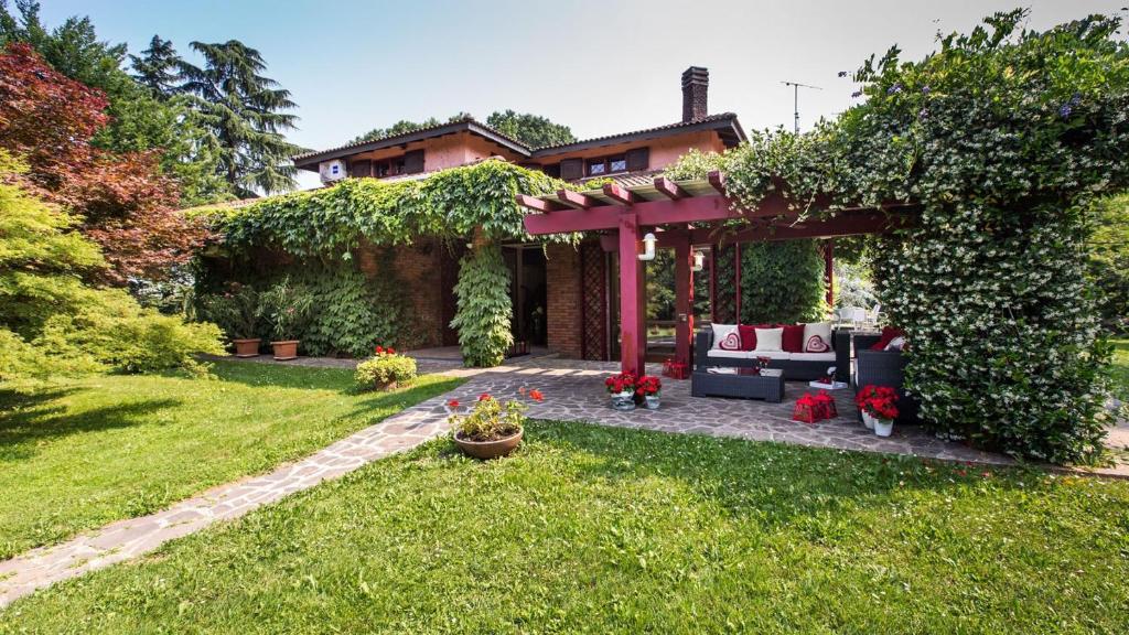 ogród z pergolą przed domem w obiekcie VILLA PINA 8&2, Emma Villas w mieście Cornate dʼAdda