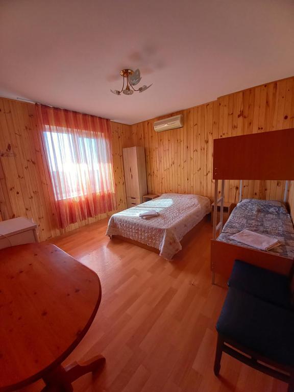 Postel nebo postele na pokoji v ubytování Бирюза