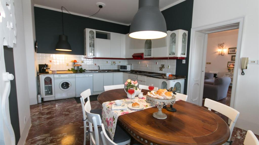 A kitchen or kitchenette at Villa Ombrosa 8, Emma Villas
