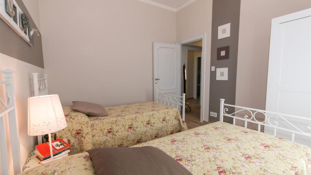 A bed or beds in a room at Villa Ombrosa 8, Emma Villas