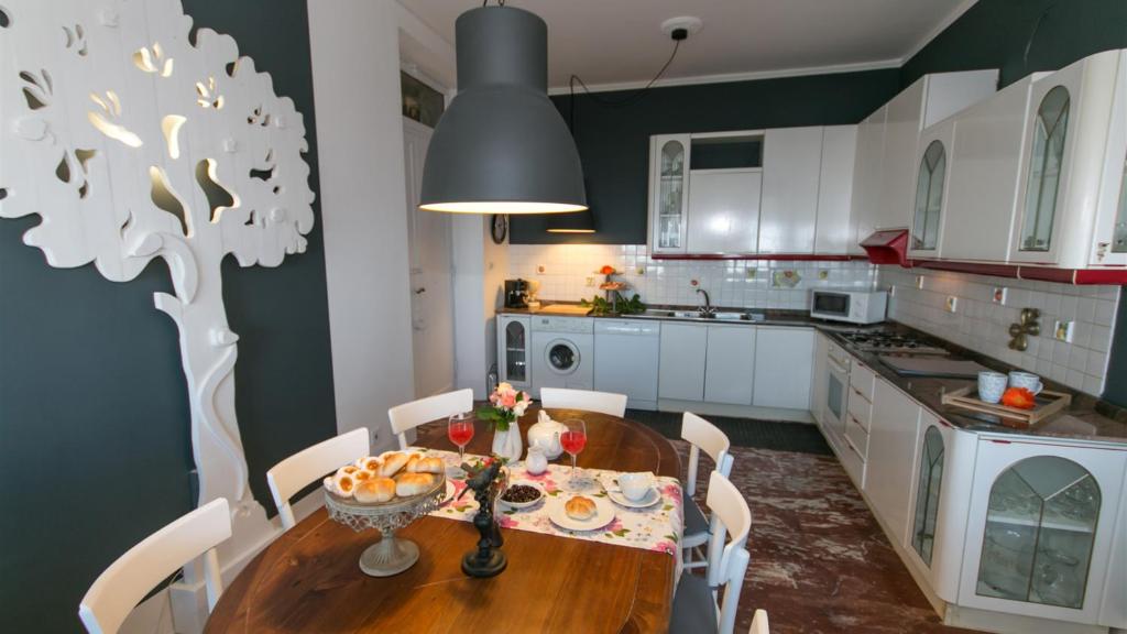 A kitchen or kitchenette at Villa Ombrosa 8, Emma Villas
