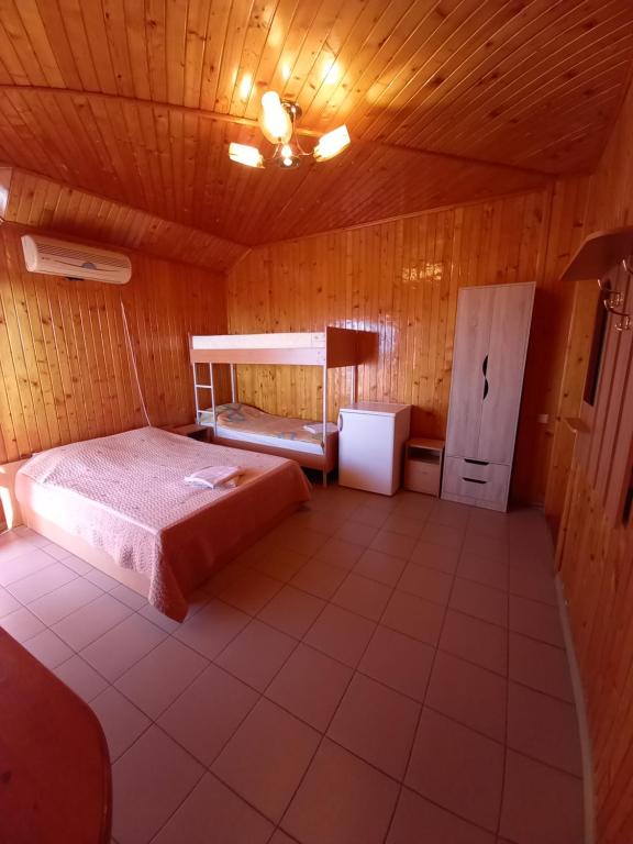 Postel nebo postele na pokoji v ubytování Бирюза