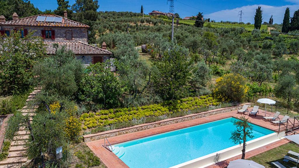 widok z lotu ptaka na dom z basenem w obiekcie Villa Santa Maria 14, Emma Villas w mieście San Gusmè