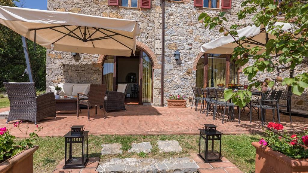 Patio lub wspólna przestrzeń na świeżym powietrzu w obiekcie Villa Santa Maria 14, Emma Villas