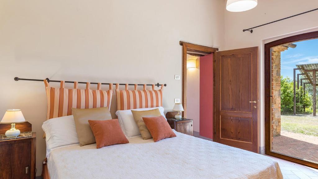 Łóżko lub łóżka w pokoju w obiekcie Villa Santa Maria 14, Emma Villas