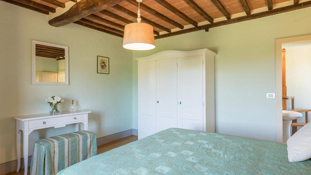 Łóżko lub łóżka w pokoju w obiekcie Villa Santa Maria 14, Emma Villas