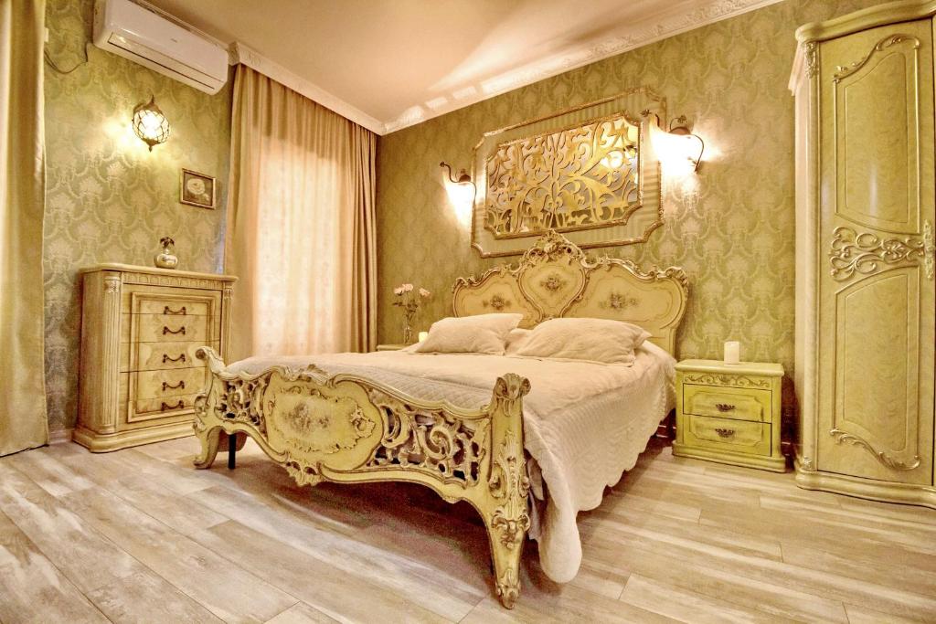 um quarto com uma cama grande e duas mesas de cabeceira em Old Tbilisi Gate em Tbilisi