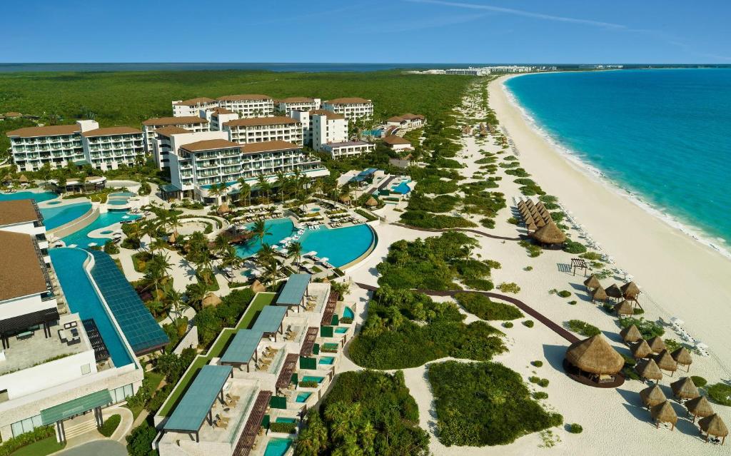 een luchtzicht op het resort en het strand bij Dreams Playa Mujeres Golf & Spa Resort - All Inclusive in Cancun