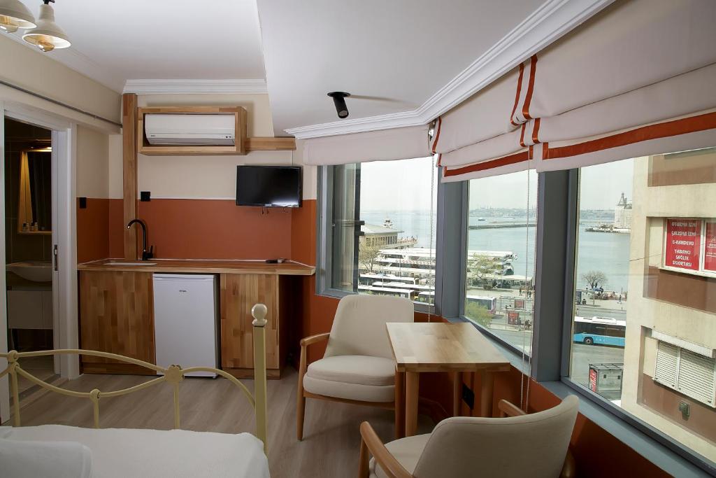een kamer met een bed, een tafel en een raam bij Panorama Suite in Istanbul
