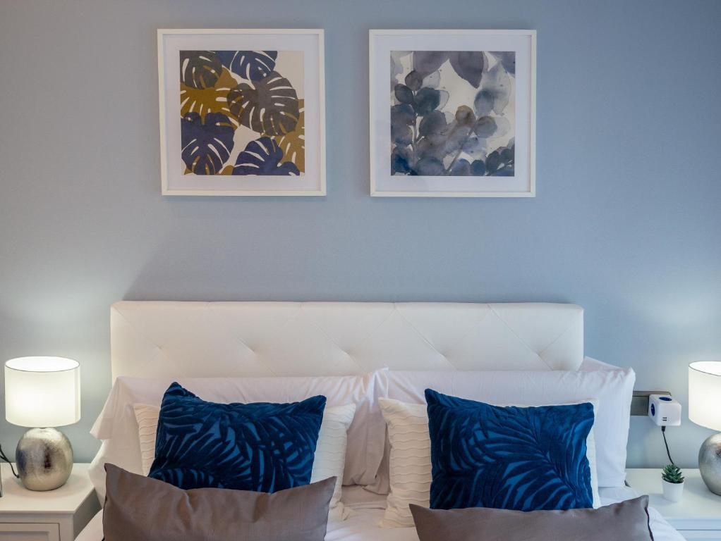 A bed or beds in a room at Recoleta Downtown Suite by Beauty Rentals