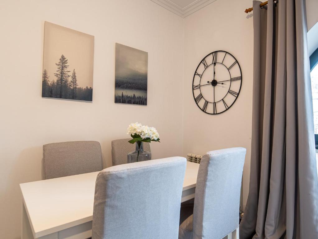 A seating area at Recoleta Downtown Suite by Beauty Rentals