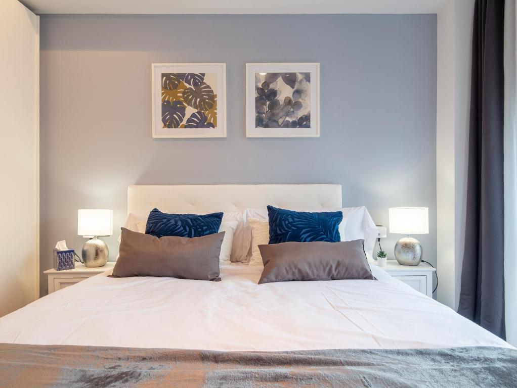 A bed or beds in a room at Recoleta Downtown Suite by Beauty Rentals