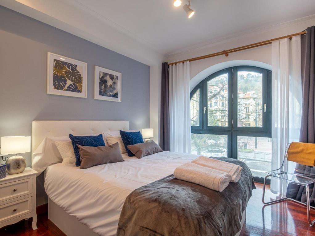 A bed or beds in a room at Recoleta Downtown Suite by Beauty Rentals