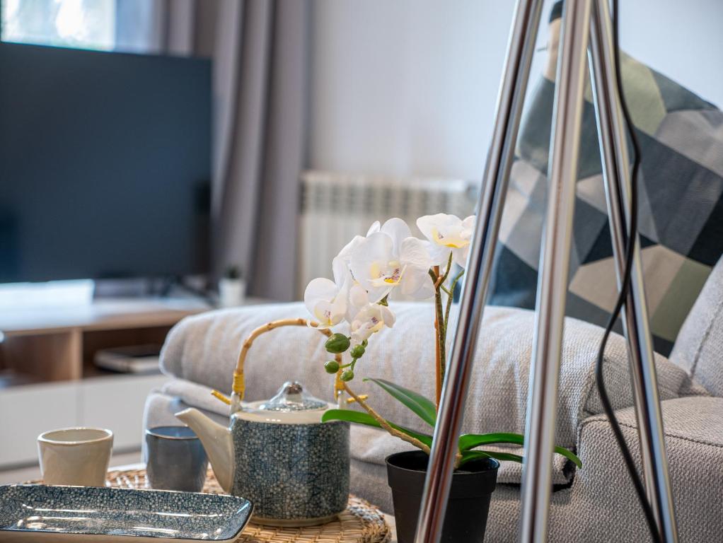 A television and/or entertainment centre at Recoleta Downtown Suite by Beauty Rentals