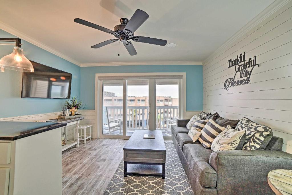 un soggiorno con divano e ventilatore a soffitto di Corpus Christi Escape Pool and Direct Beach Access! a Corpus Christi