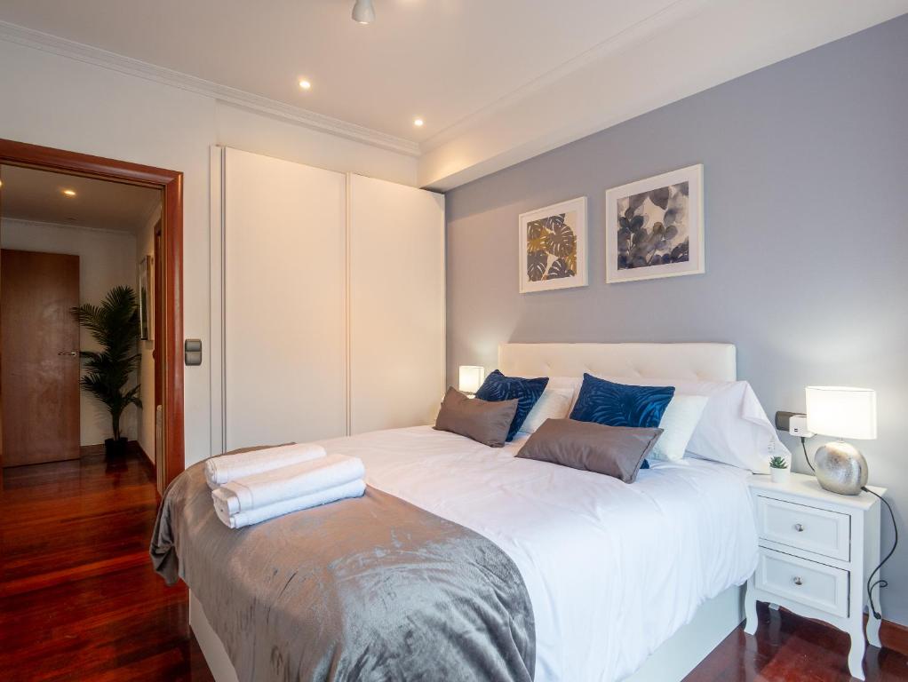 A bed or beds in a room at Recoleta Downtown Suite by Beauty Rentals