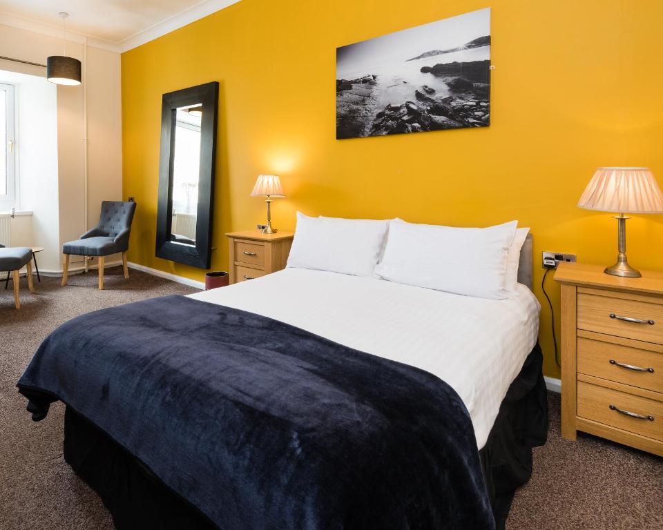 Postel nebo postele na pokoji v ubytování Killin Hotel