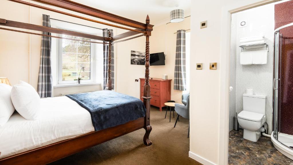 Postel nebo postele na pokoji v ubytování Killin Hotel