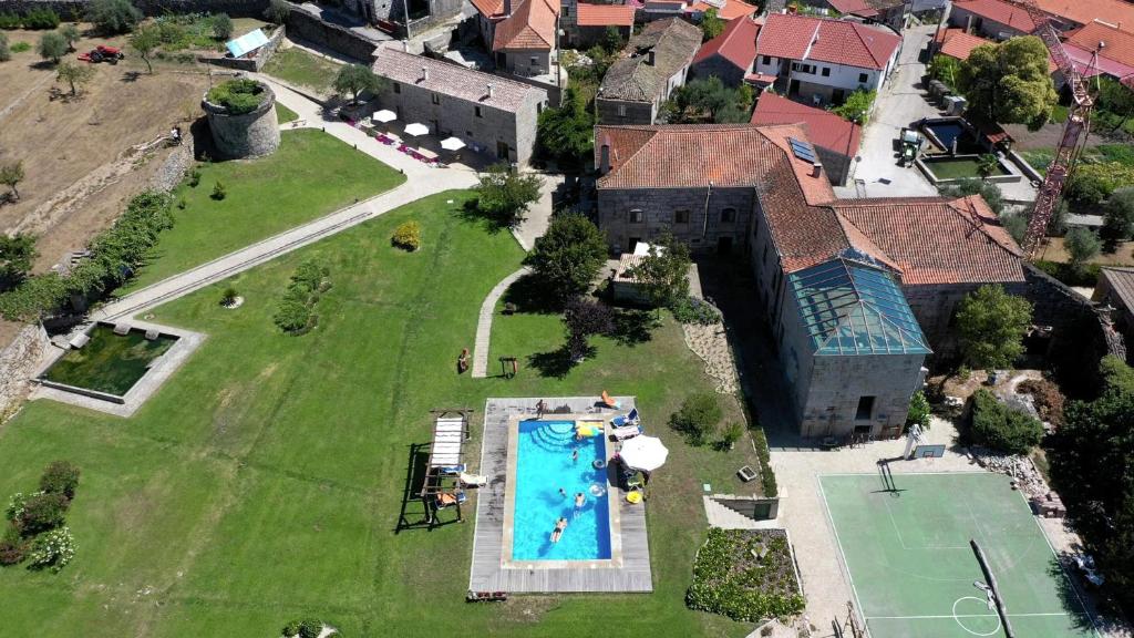 an aerial view of a house with a swimming pool at Casa da Mina in Carapito
