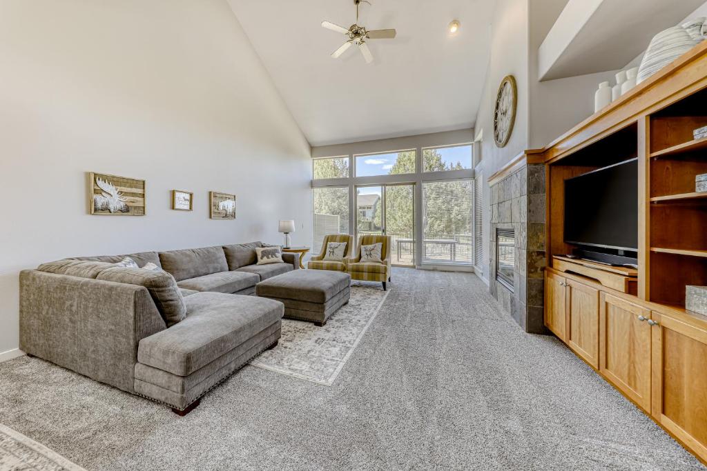 a living room with a couch and a tv at Eagle Crest Modern Escape in Redmond