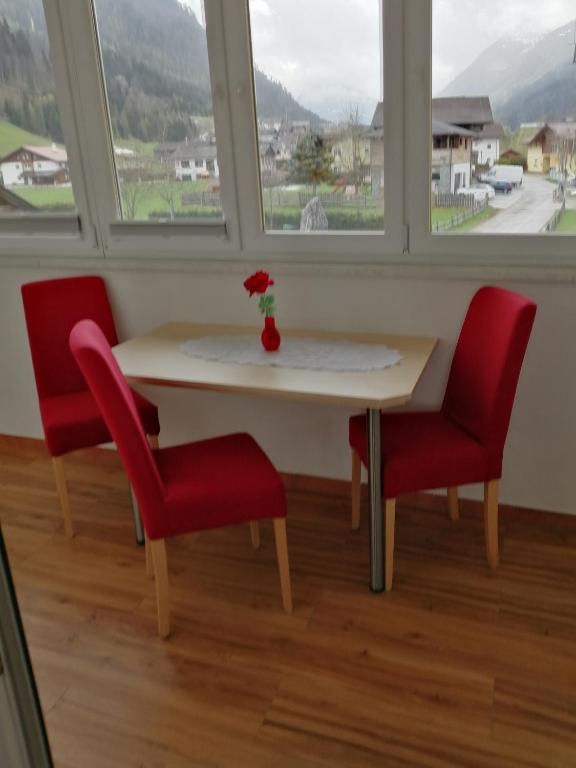 Nespecifikovaný výhled na hory nebo výhled na hory při pohledu z penzionu