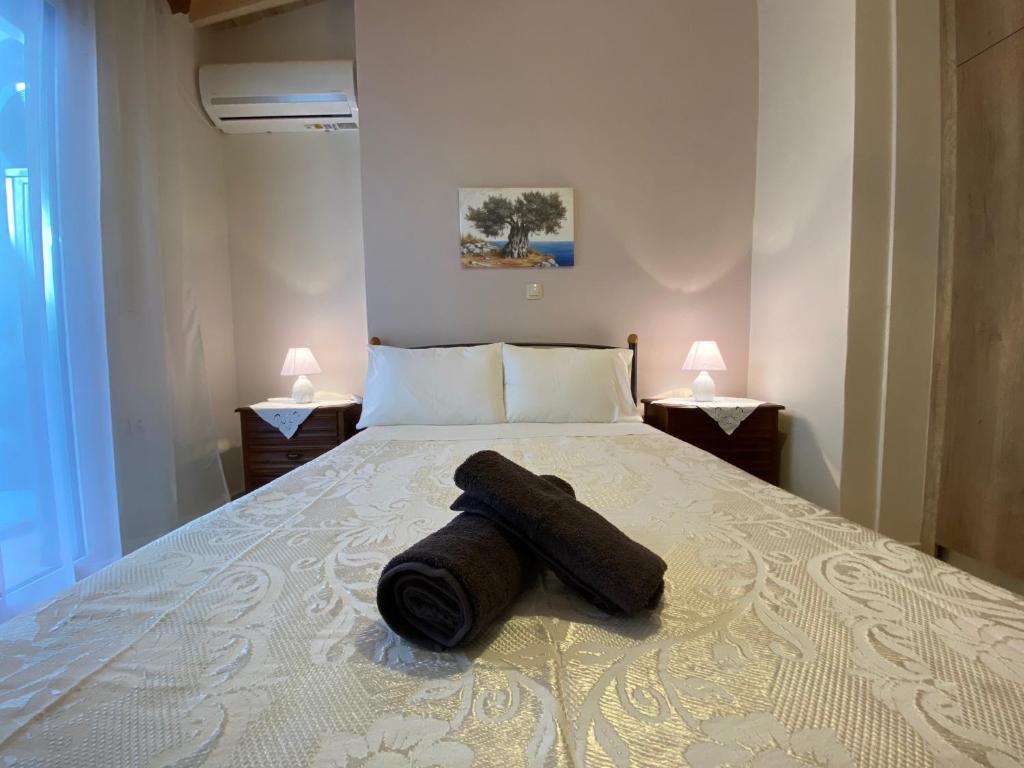 uma toalha deitada numa cama num quarto em Anastasia's House em Vlikhón