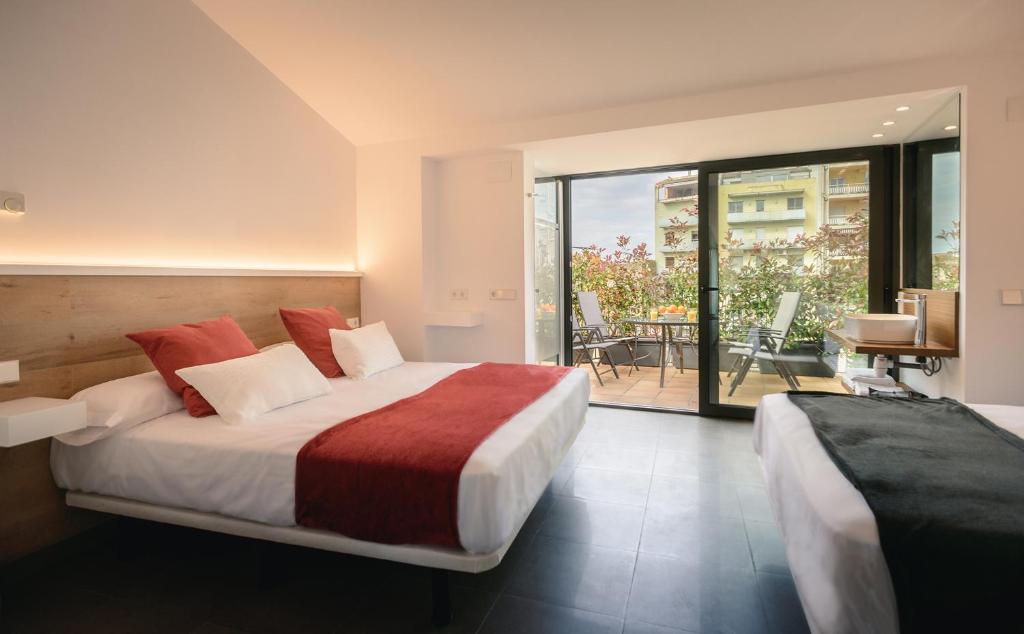 A bed or beds in a room at Apartamento ático enfrente del Museo Dalí