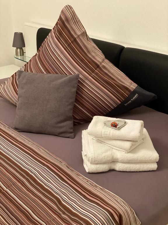 Una cama con toallas y almohadas. en Ferienwohnung Sonnenhang 3 en Albstadt
