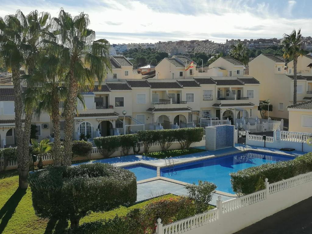 - une vue aérienne sur une villa avec une piscine dans l'établissement Casa Laurent, à Gran Alacant