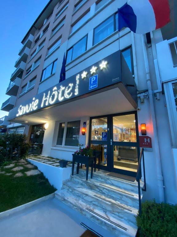 un hôtel avec un panneau indiquant le sourire dans l'établissement Savoie Hotel aux portes de Genève, à Saint-Julien-en-Genevois