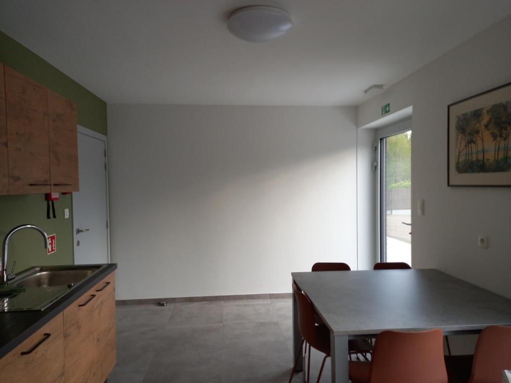 Kuchyň nebo kuchyňský kout v ubytování Les jardins du Gauquier