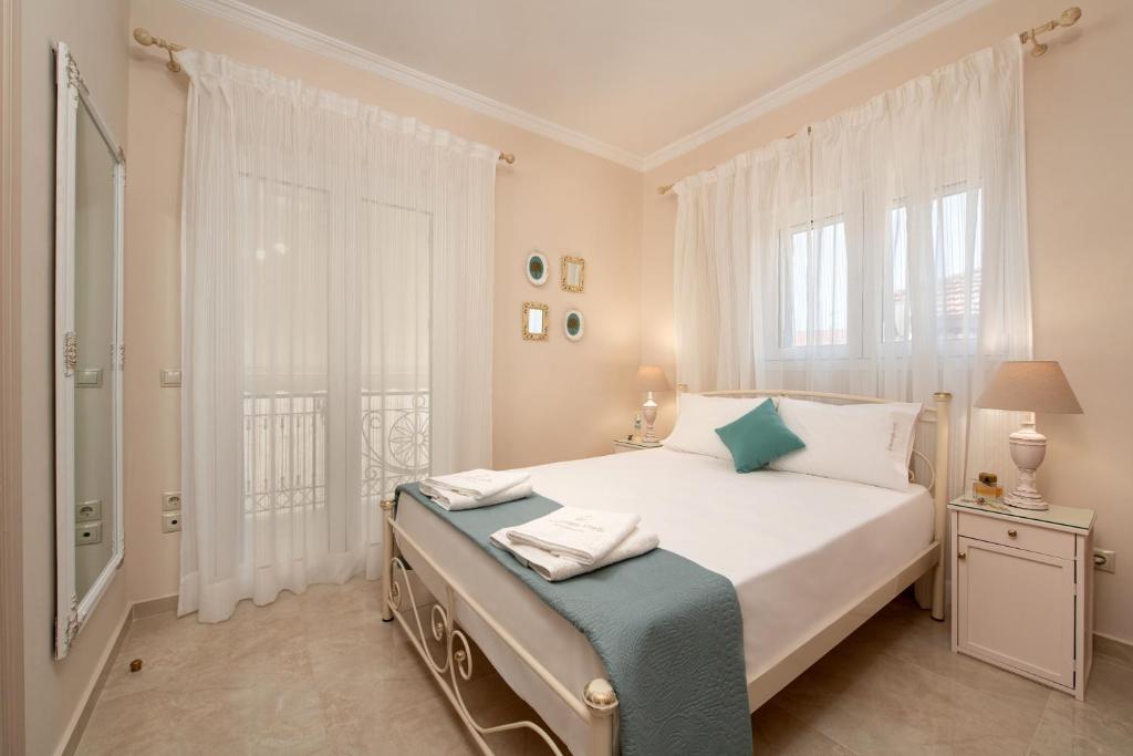 Postel nebo postele na pokoji v ubytování Nostalgia Corfu Town Apartments