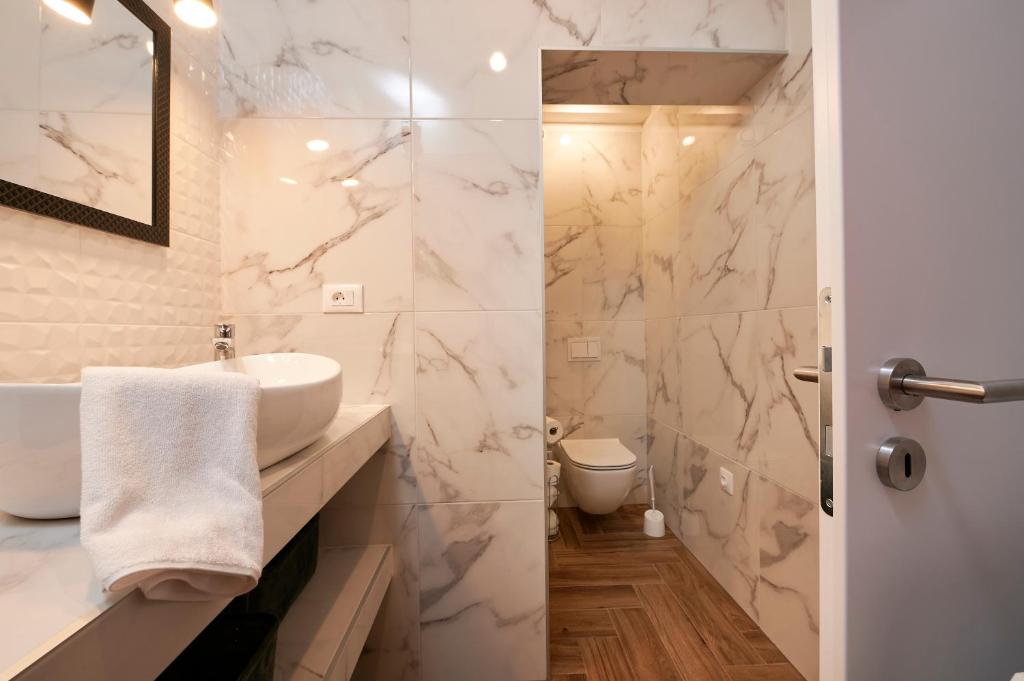 Koupelna v ubytování New 4* apartman Zoa in Trogir