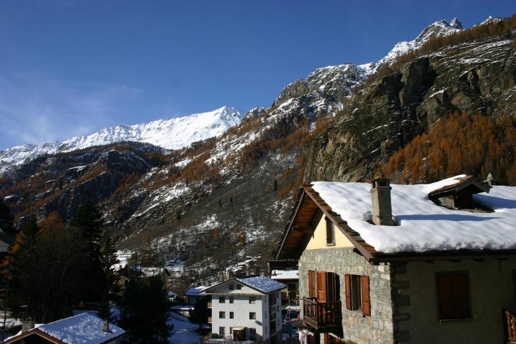 una casa di fronte a una montagna con la neve di Furggen a Valtournenche