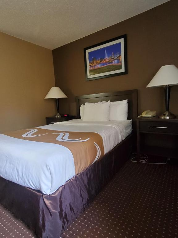 Postel nebo postele na pokoji v ubytování Quality Inn Elgin I-90